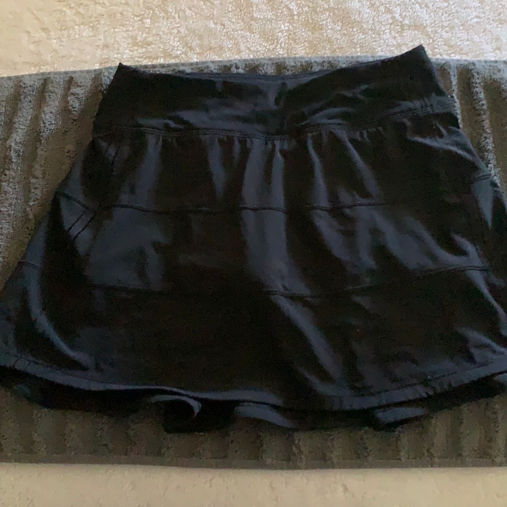 Lululemon pleated skirt with shorts with pockets. Size 2. Very little wear.